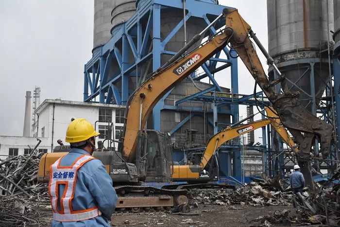 30万吨/年PTA老装置拆除现场 建筑工程用机械如何啃下“硬骨头”